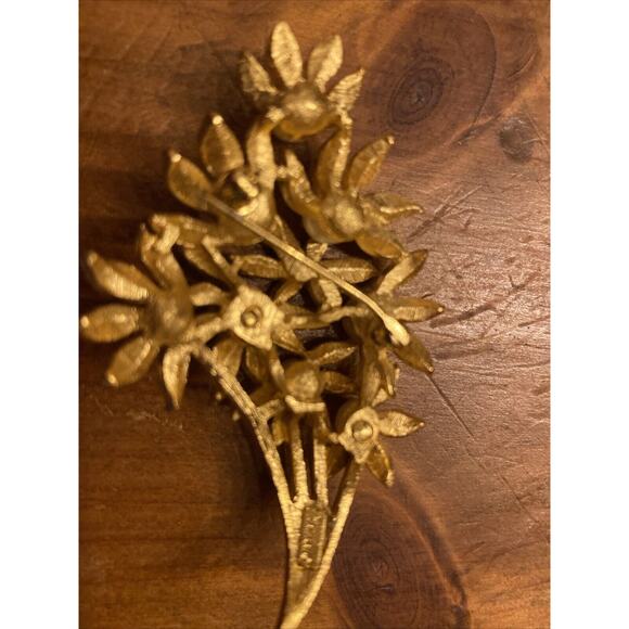 Vintage Trifari Gold Tone Pearl Brooch Pin free shipping - Picture 4 of 5